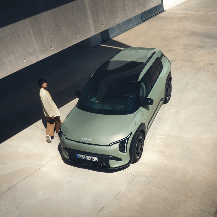 Mechaniker und Servicemitarbeiter im Gespräch