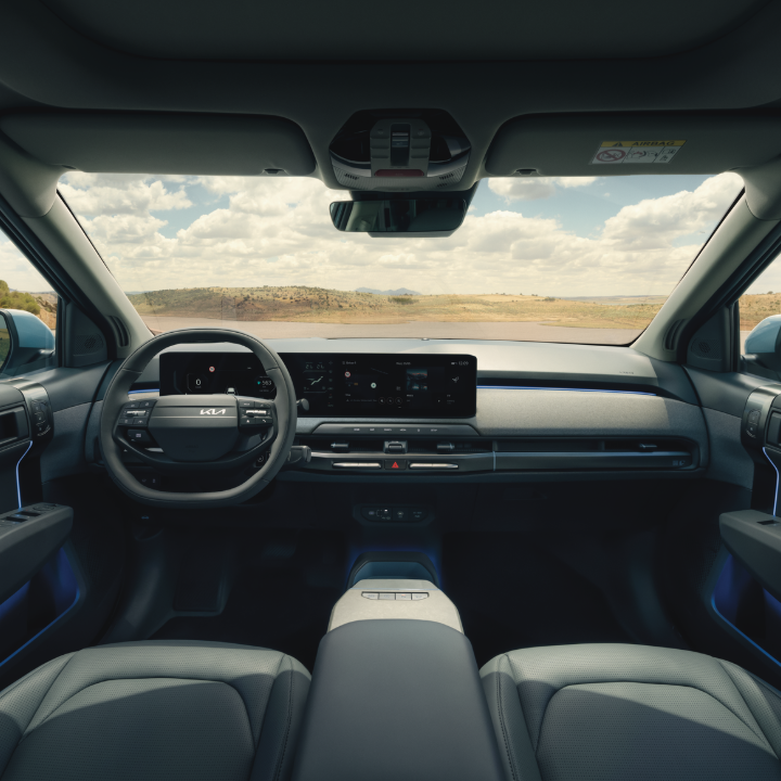 Mechaniker beugt sich in Motorraum