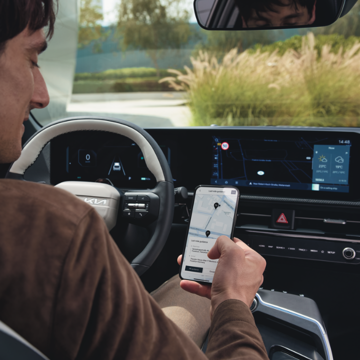 Mechaniker beugt sich in Motorraum