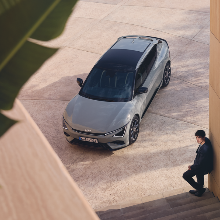 Mechaniker und Servicemitarbeiter im Gespräch