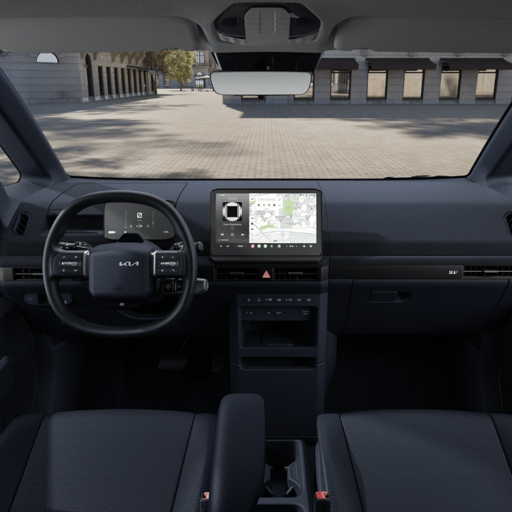 Mechaniker beugt sich in Motorraum