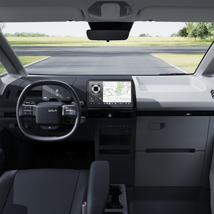 Mechaniker beugt sich in Motorraum