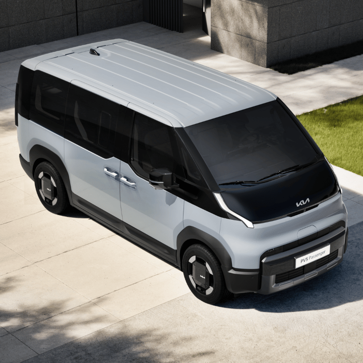 Mechaniker und Servicemitarbeiter im Gespräch