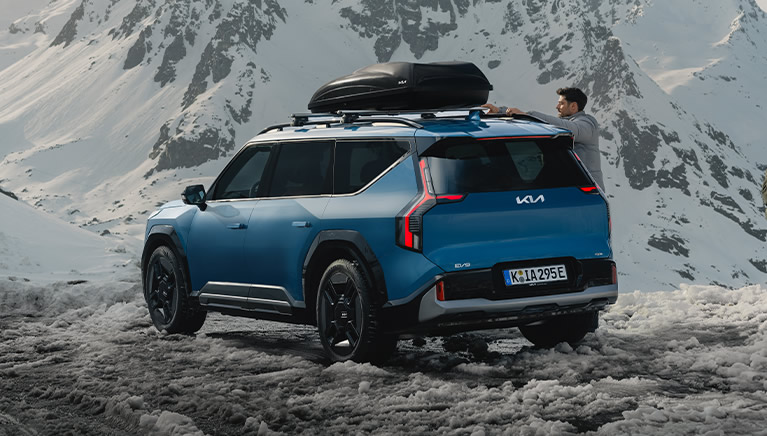 Blauer Kia EV9, halbseitlich