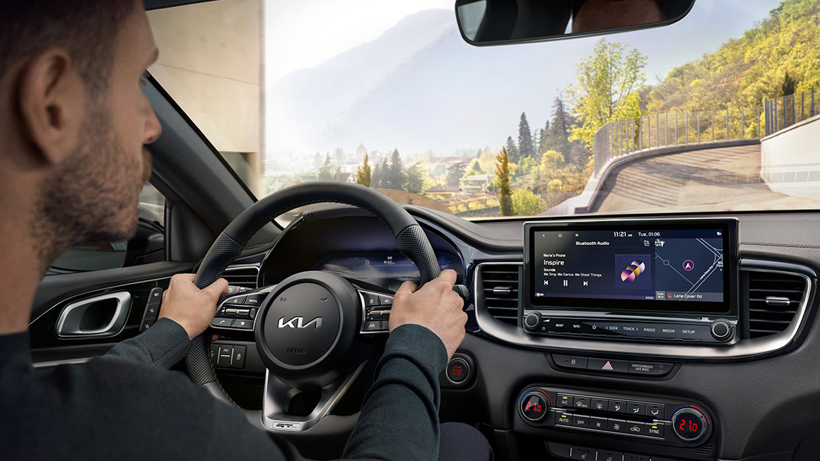 Kia Ceed GT-line, Innenansicht, Mann am Steuer