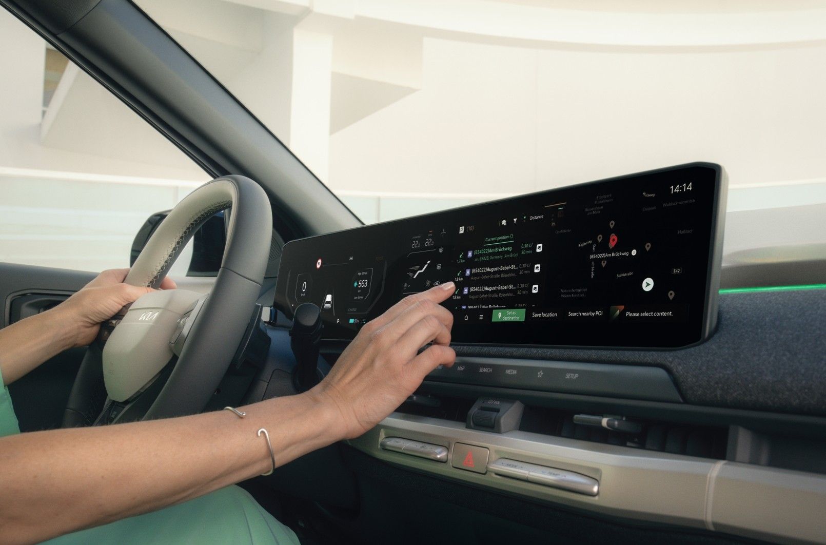 Persona conduciendo el Kia EV3