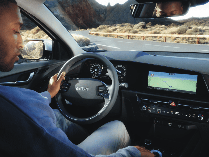 Una niña está usando una tablet que se conecta a través del coche