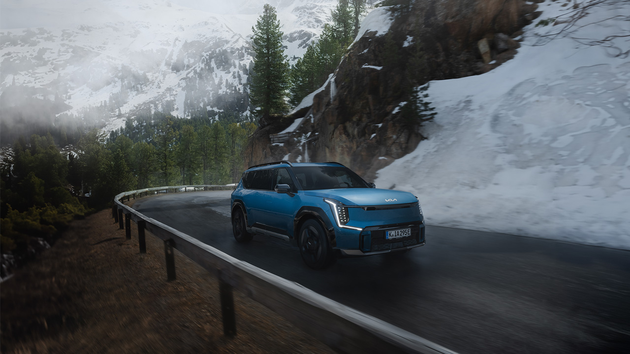 Kia EV9 roulant en montagne