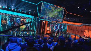 Gamers spelen op het LoL EMEA Championship-podium voor een volle zaal