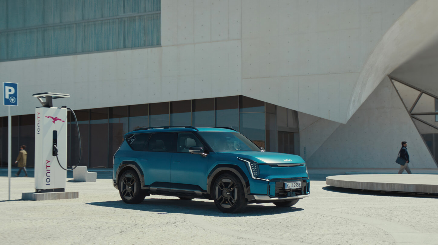 Kia EV9 charges with IONITY