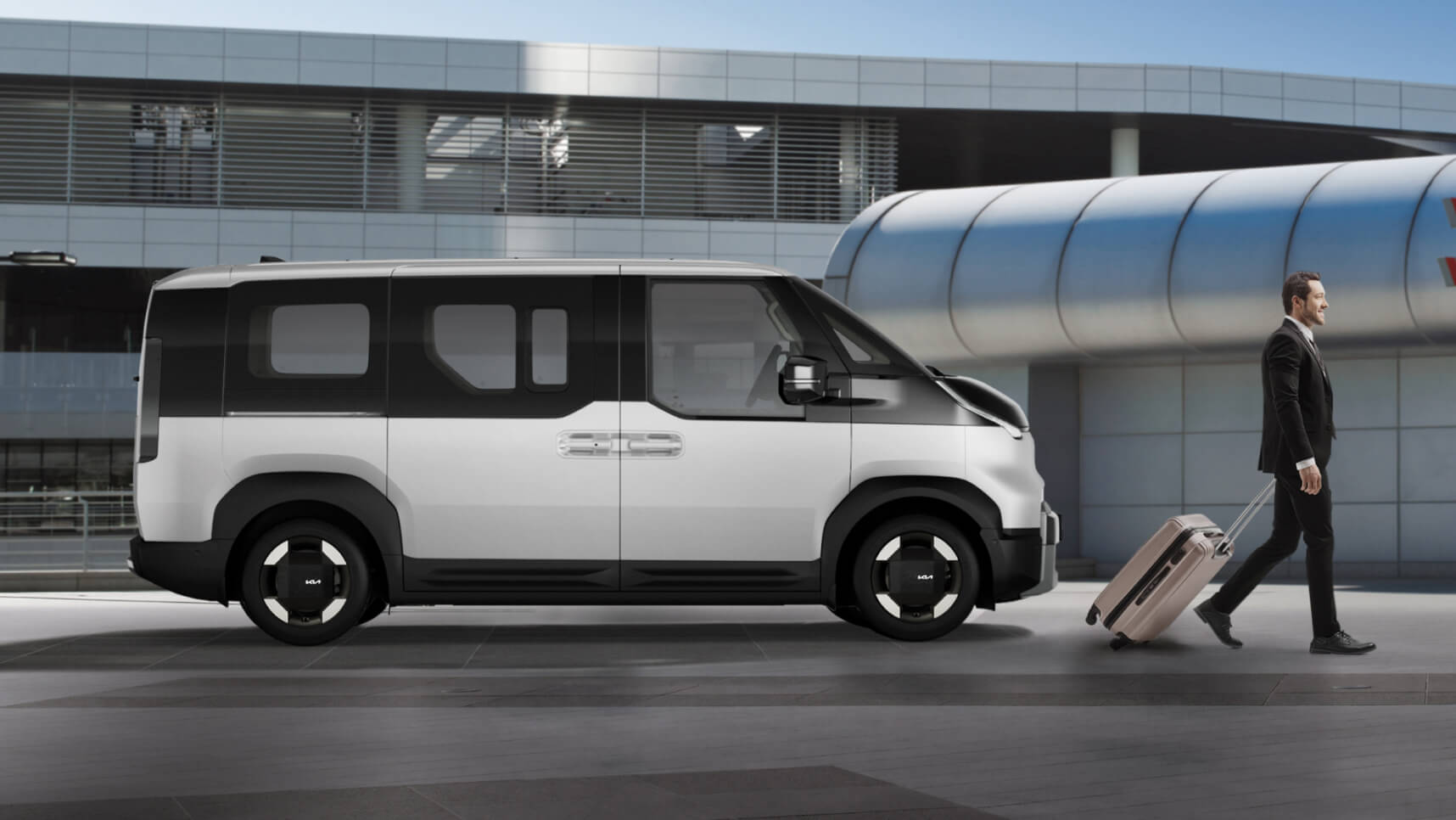 Le Kia PV5 Passager configuré pour le transport collectif.