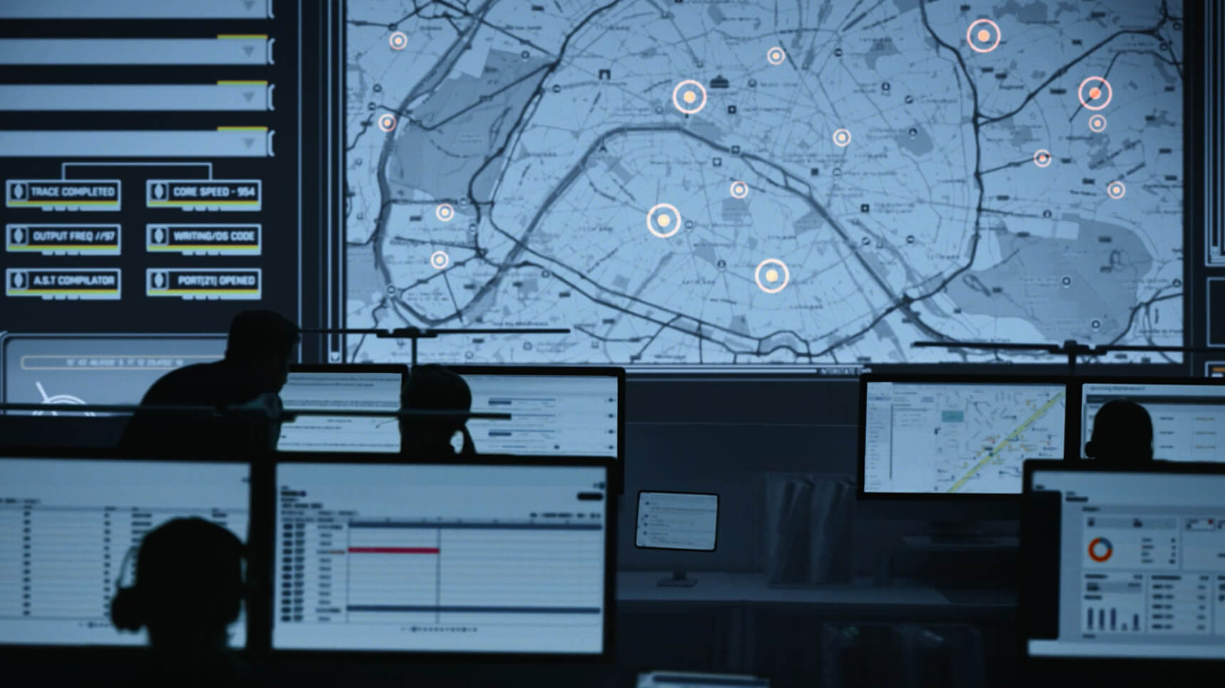 Vue de l’écran du centre de commande montrant la surveillance en temps réel des véhicules et le suivi des itinéraires