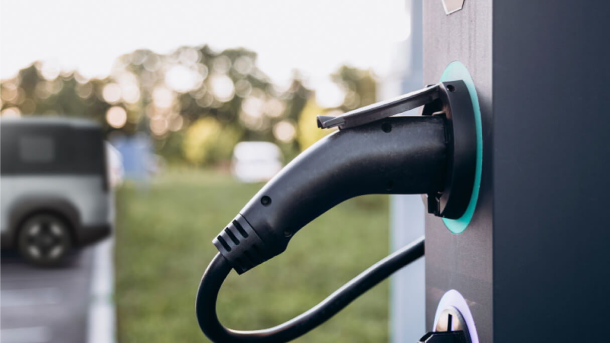 Prise électrique branchée sur une station de recharge