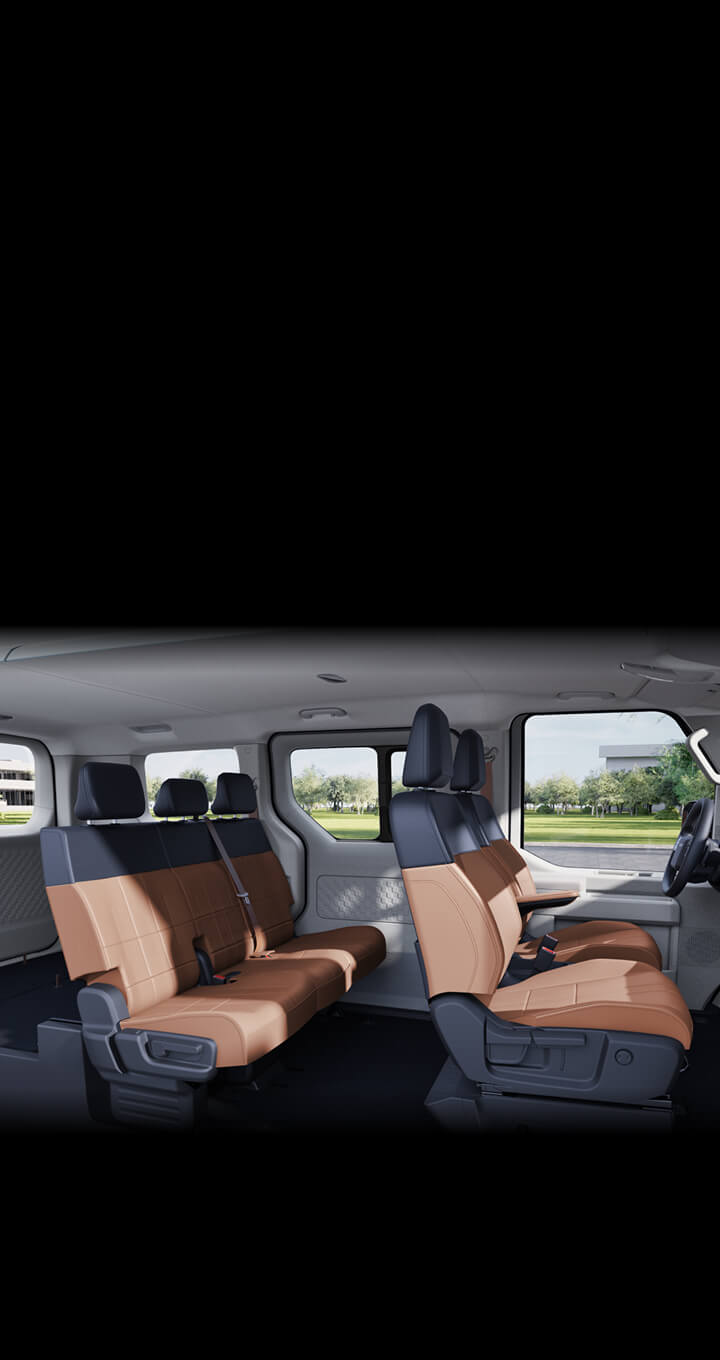 Intérieur arrière du Kia PV5 Passenger avec sièges chauffants à la deuxième rangée, sièges pivotants pour une meilleure conversation et soutien lombaire pour un confort optimal sur les longs trajets.