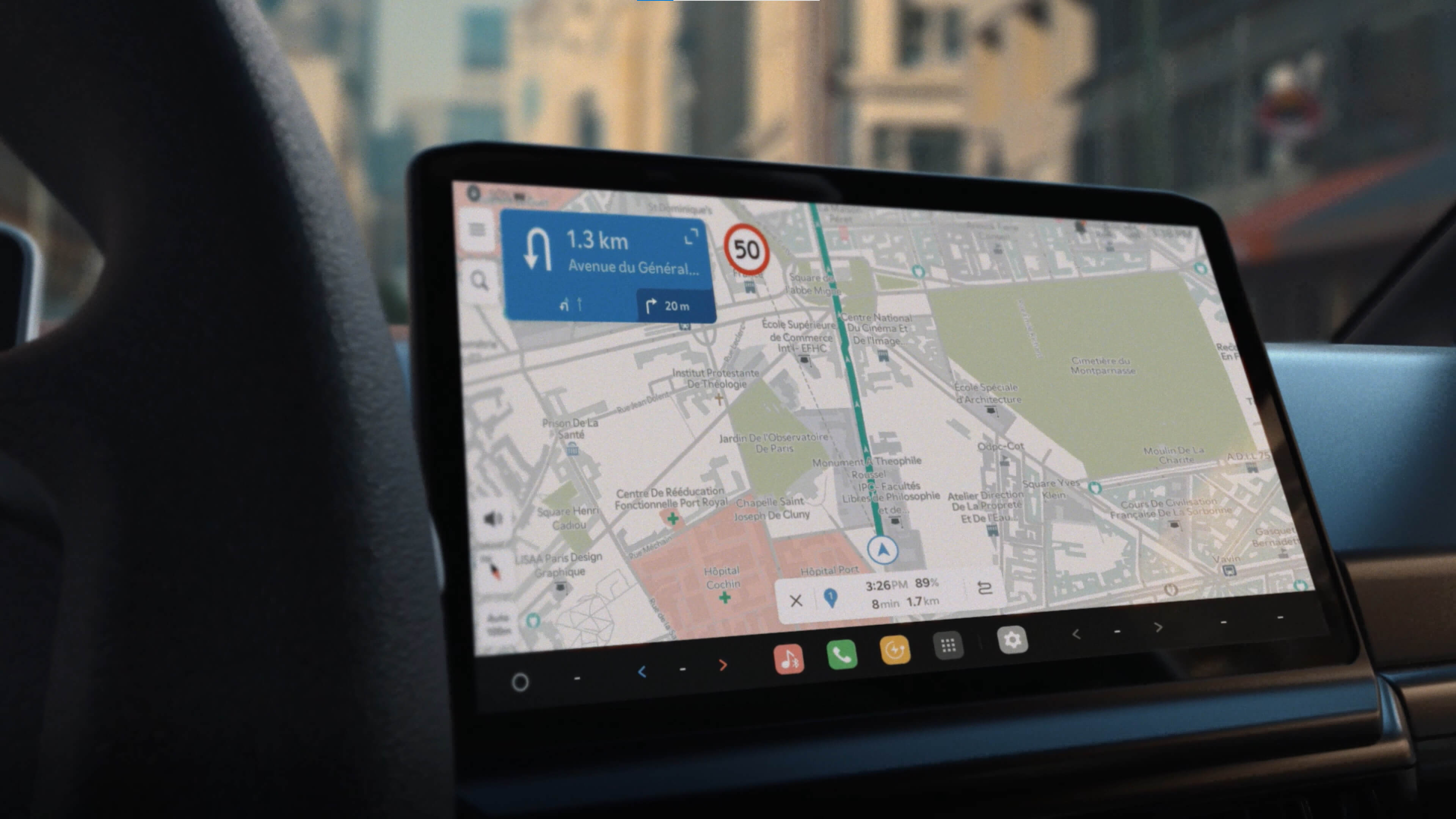 Écran tactile embarqué Kia PBV affichant la carte de navigation et l’interface Kia App Market
