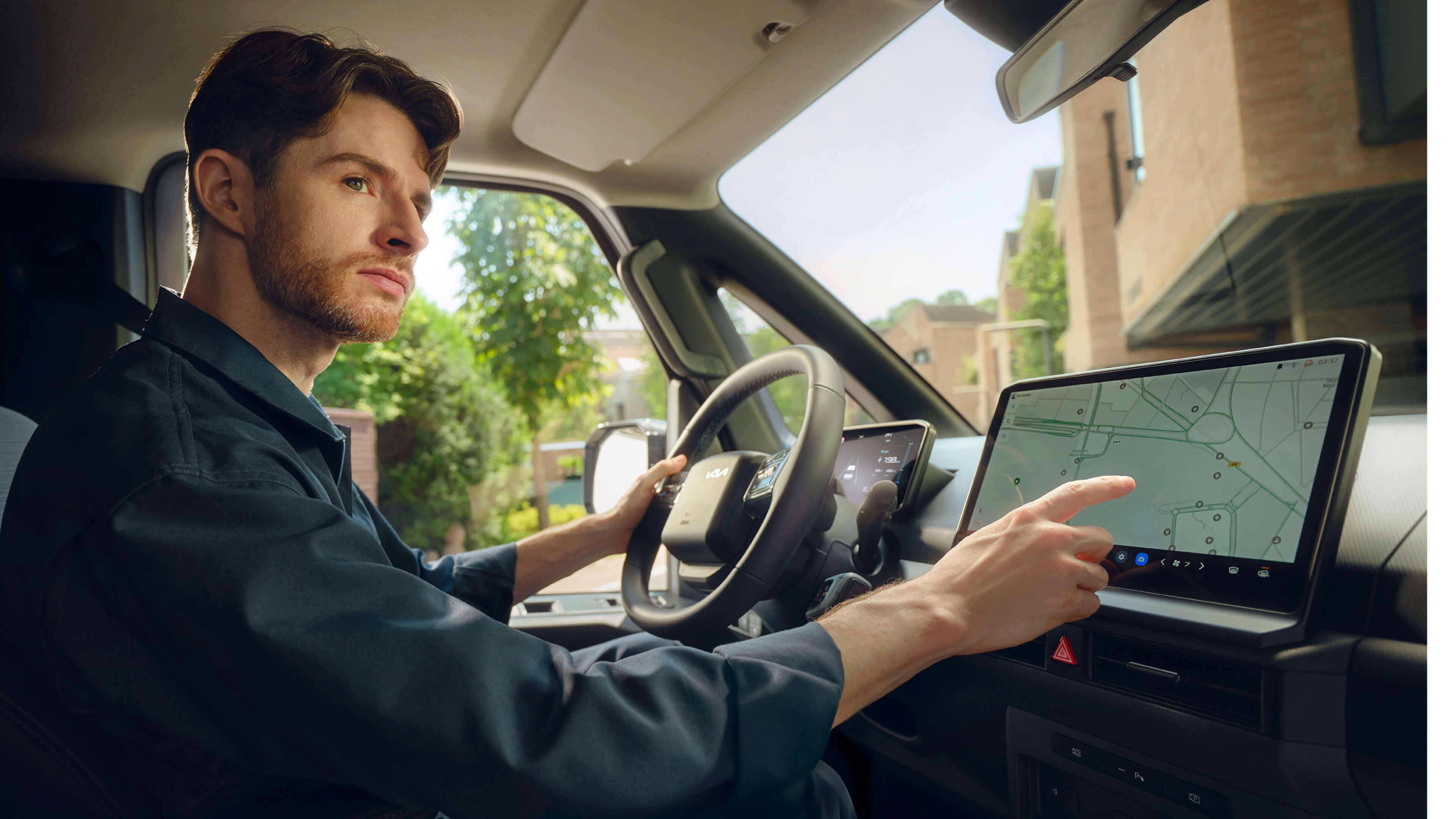 Egy férfi a navigációt állítja a PV5 fejegységén