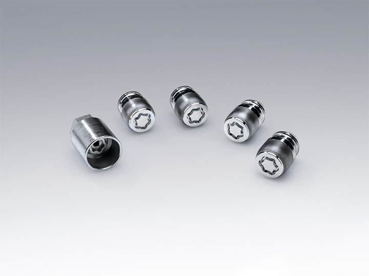 Locking wheel nuts and key