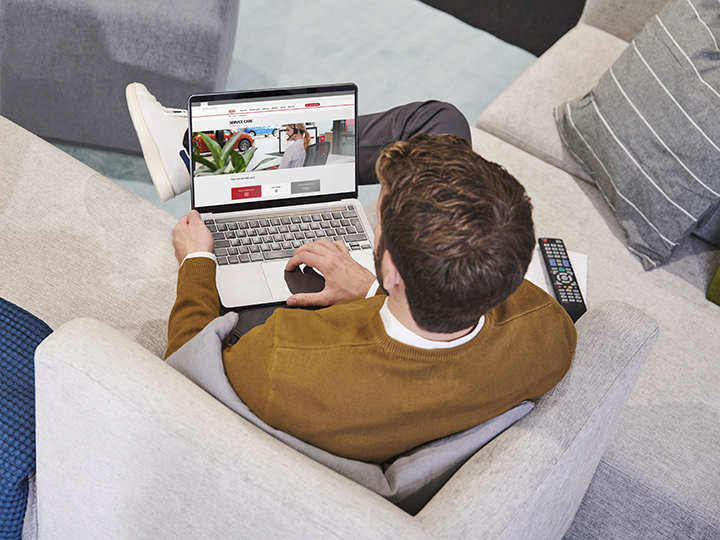 Man houdt smartphone met de MyKia-app vast