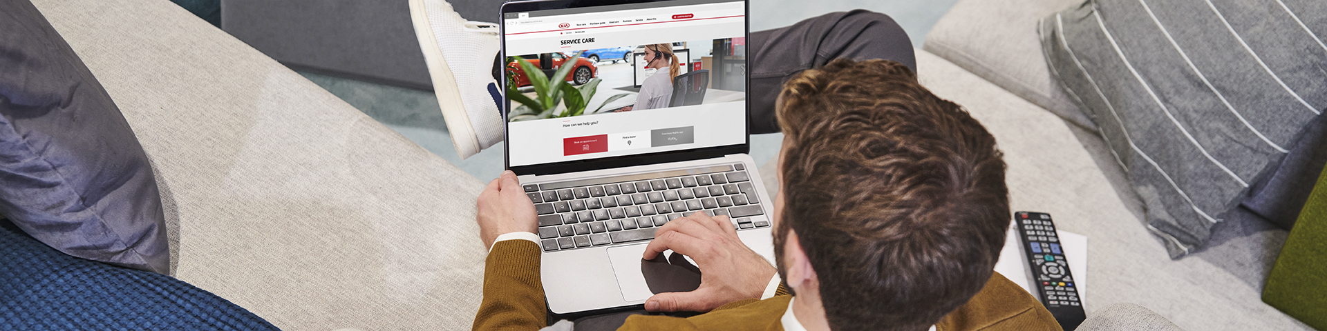 Man houdt smartphone met de MyKia-app vast