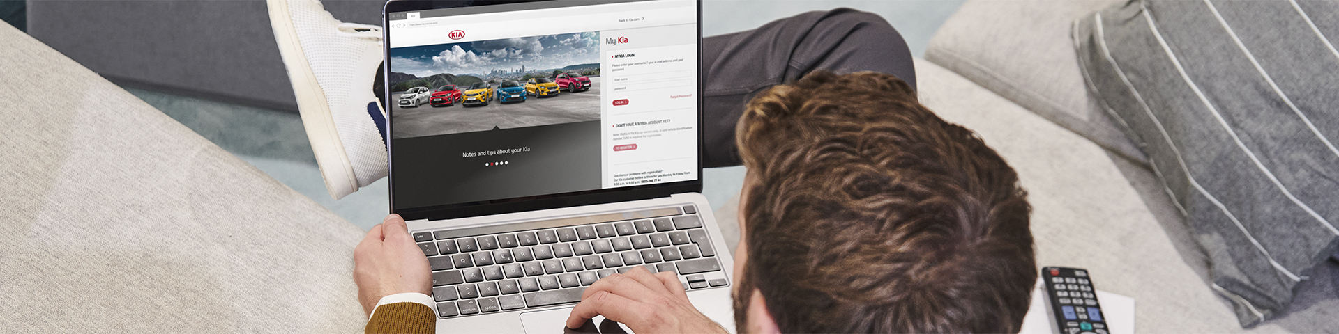 Man houdt smartphone met de MyKia-app vast