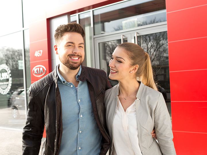 Klanten die een Kia-dealerbedrijf verlaten
