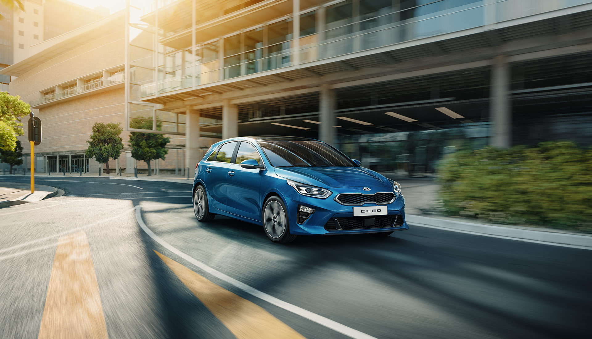 kia ceed die door de stad rijdt