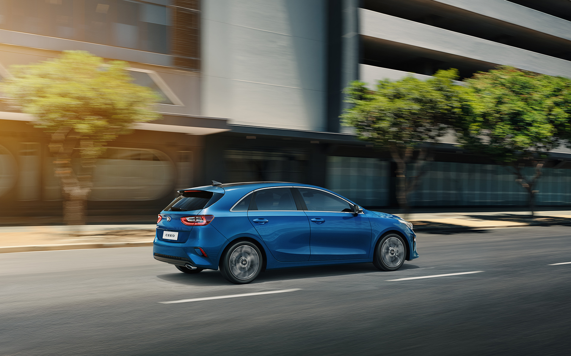 kia ceed die door de stad rijdt, achteraanzicht