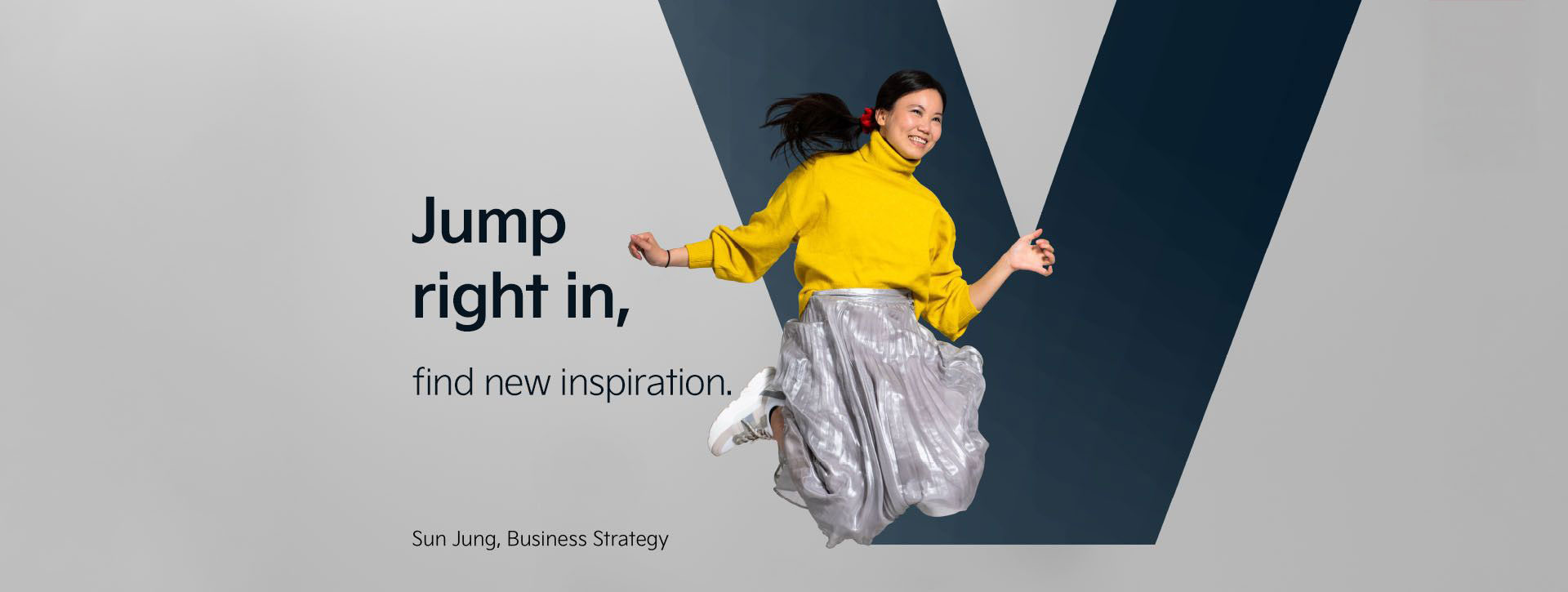 Sun del dipartimento Business Strategy sta saltando davanti alla lettera "V". Accanto troviamo lo slogan: "Jump right in - find new inspiration"..
