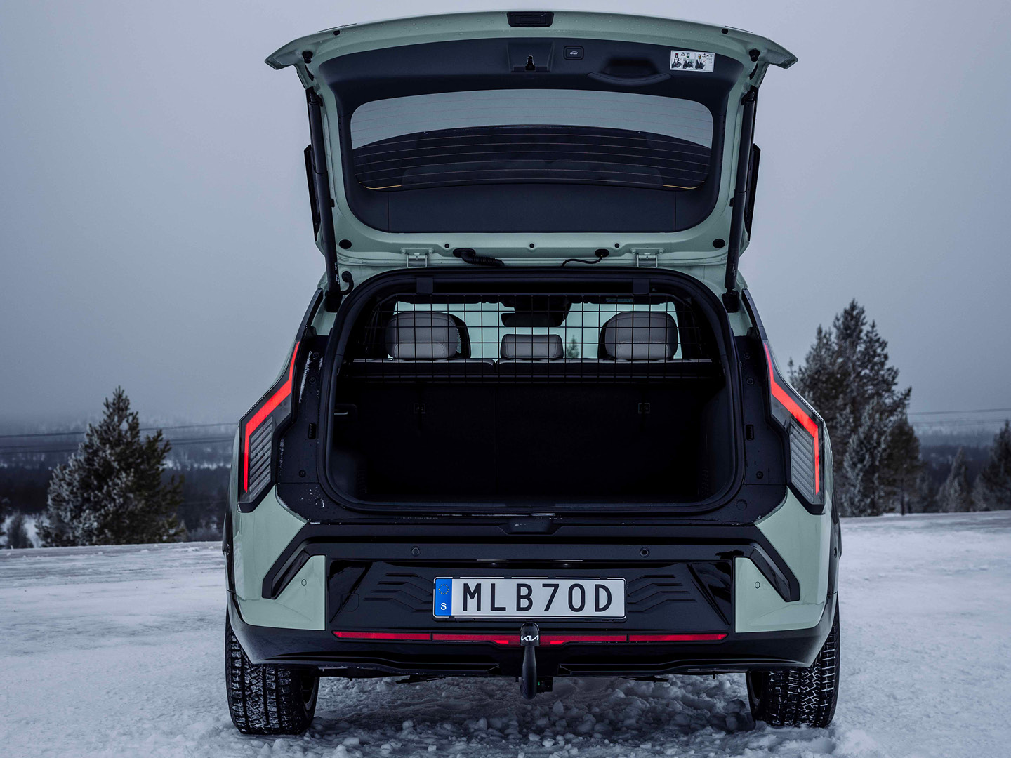 Lastgaller i Kia EV3 i vinterlandskap