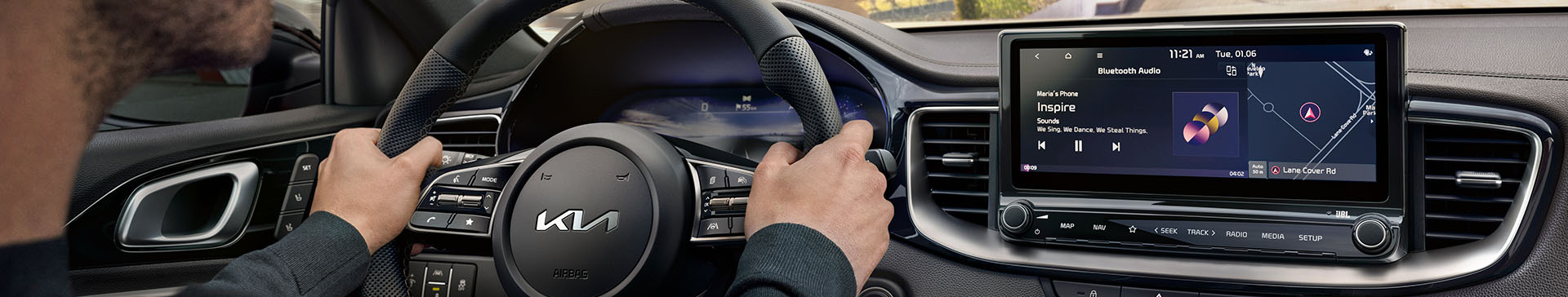 Muž drží smartfón a hľadá najlepšiu trasu na jazdu horským bicyklom